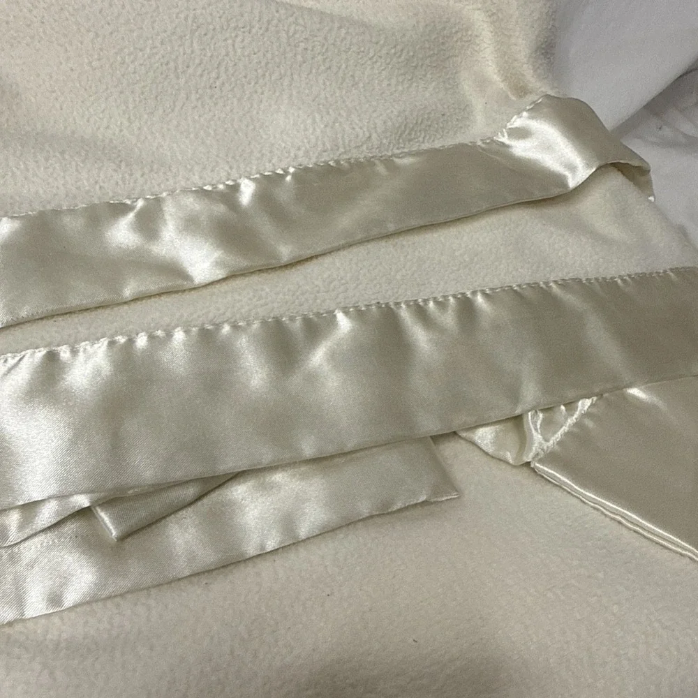 Vtg Martha Stewart Full Queen Blanket Ivory Satin Trim Retro Soft Fleece Cottage